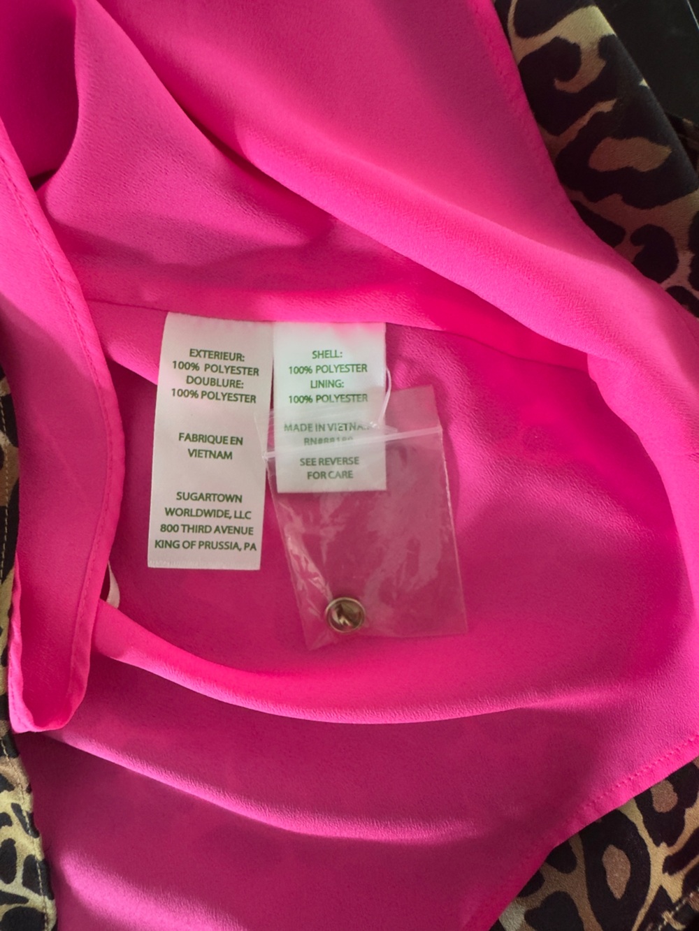 Lilly Pulitzer Caden Top featuring a classic leopard print & Pink Lining. Size M - Picture 8 of 8